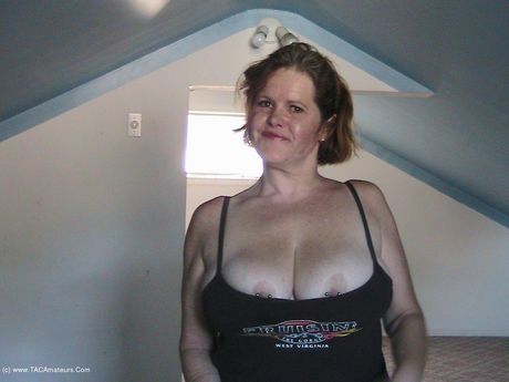 ミーシャ・ミルフは大きなおっぱいを誇示し、ソロで指で自分を弄ぶ