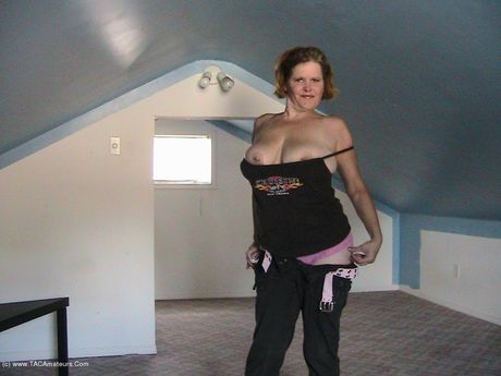 Misha Milf 炫耀她的大乳房並在獨奏中用手指自慰