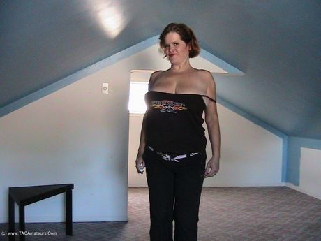 ミーシャ・ミルフは大きなおっぱいを誇示し、ソロで指で自分を弄ぶ