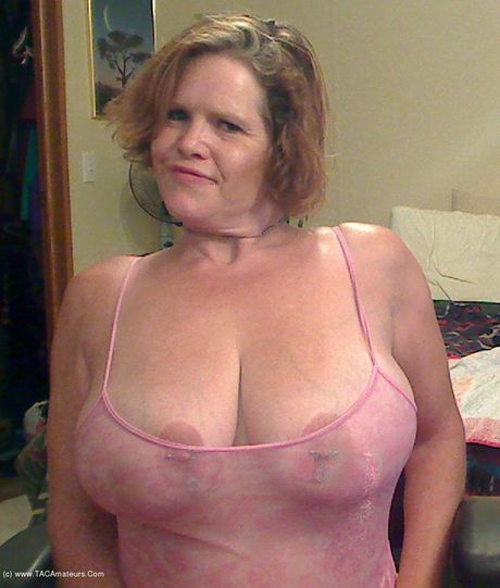 性感的加拿大熟女Misha Milf脫下她的粉紅色內褲並玩弄她的陰部