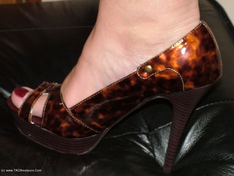 Blond amerikansk amatør Taffy Spanx demonstrerer sine store bryster og poserer solo