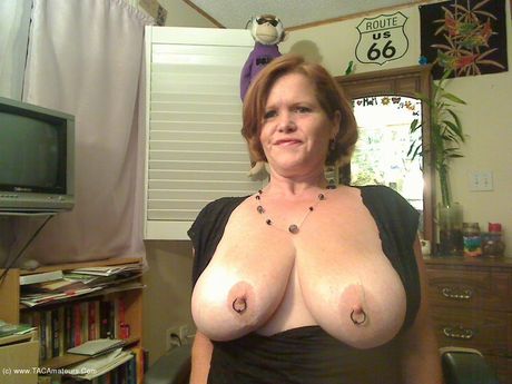 ホットなカナダのMILFミシャ・ミルフは、セクシーな衣装でソロで彼女の大きなラックとお尻を披露します