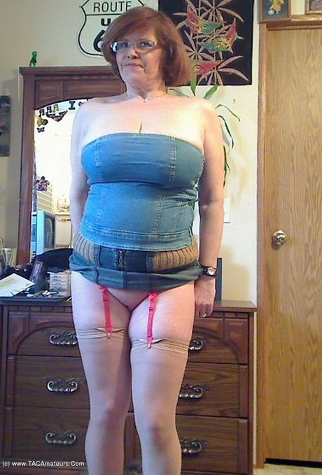 赤毛のカナダ人ママ、ミシャ・ミルフが大きな胸を露わにしてソロでポーズをとる