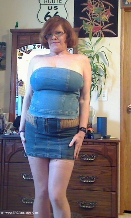 赤毛のカナダ人ママ、ミシャ・ミルフが大きな胸を露わにしてソロでポーズをとる