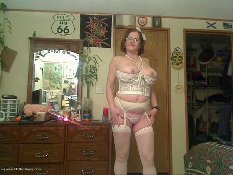 大人のカナダ人黒髪ミシャ・ミルフがストッキングを脱いでポーズをとる