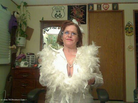 大人のカナダ人黒髪ミシャ・ミルフがストッキングを脱いでポーズをとる