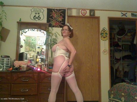 加拿大黑髮熟女Misha Milf脫光衣服，只剩絲襪擺姿勢