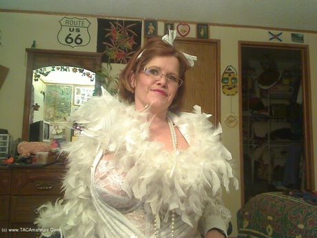 大人のカナダ人黒髪ミシャ・ミルフがストッキングを脱いでポーズをとる