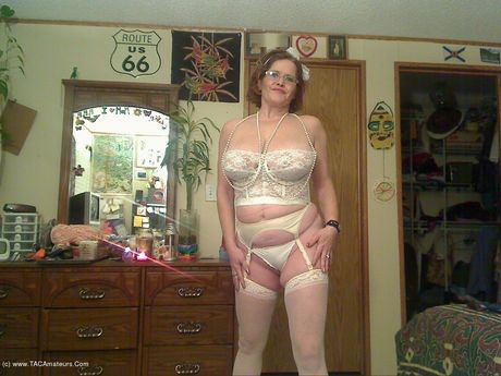 大人のカナダ人黒髪ミシャ・ミルフがストッキングを脱いでポーズをとる