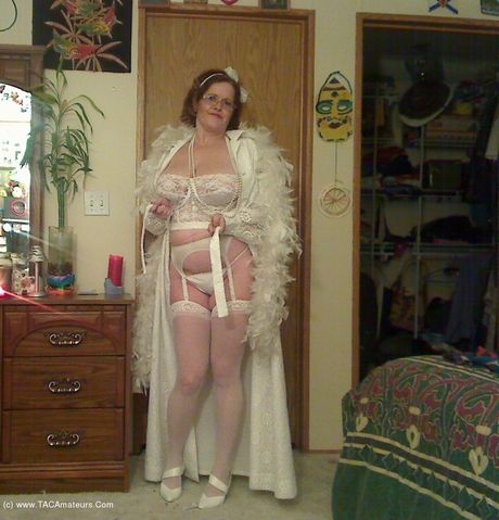 大人のカナダ人黒髪ミシャ・ミルフがストッキングを脱いでポーズをとる