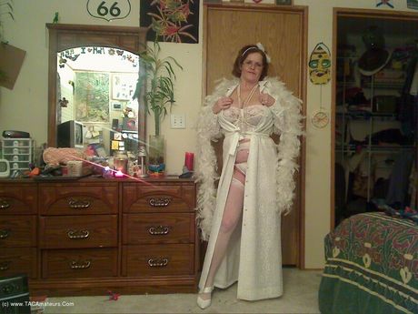 大人のカナダ人黒髪ミシャ・ミルフがストッキングを脱いでポーズをとる