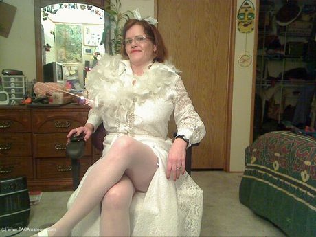 大人のカナダ人黒髪ミシャ・ミルフがストッキングを脱いでポーズをとる