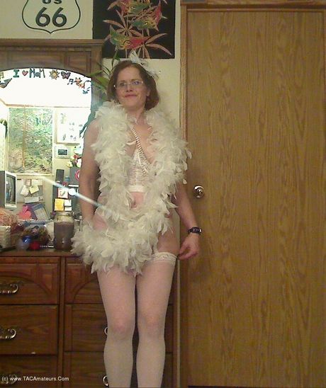 大人のカナダ人黒髪ミシャ・ミルフがストッキングを脱いでポーズをとる