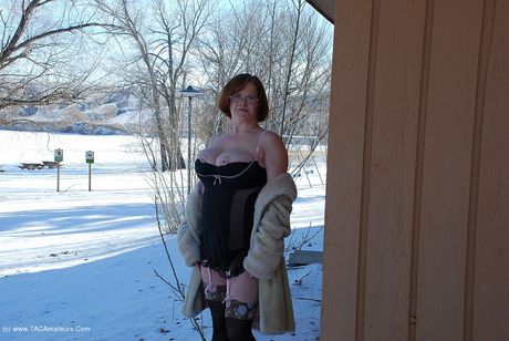 印象的なカナダのMILFミシャ・ミルフはストッキングを脱いで、彼女の素晴らしい胸で遊ぶ