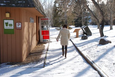 印象的なカナダのMILFミシャ・ミルフはストッキングを脱いで、彼女の素晴らしい胸で遊ぶ