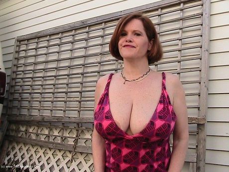 才華橫溢的加拿大熟女 Misha Milf 展示了她的大胸脯，並張開了她剃光的陰部