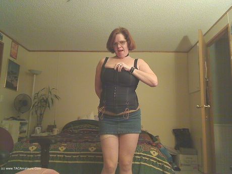 魅力的なカナダのママミシャミルフは、おもちゃをする前に彼女の大きなメロンとお尻を誇示します