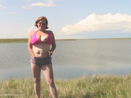 ミーシャ・ミルフは、屋外で裸になるのが大好きなセクシーな熟女です