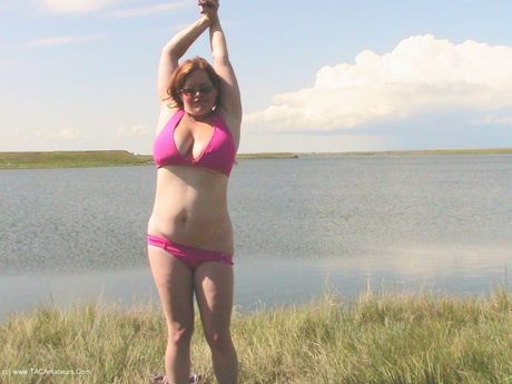 ミーシャ・ミルフは、屋外で裸になるのが大好きなセクシーな熟女です