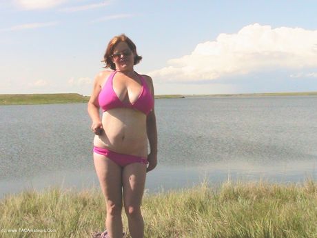 ミーシャ・ミルフは、屋外で裸になるのが大好きなセクシーな熟女です