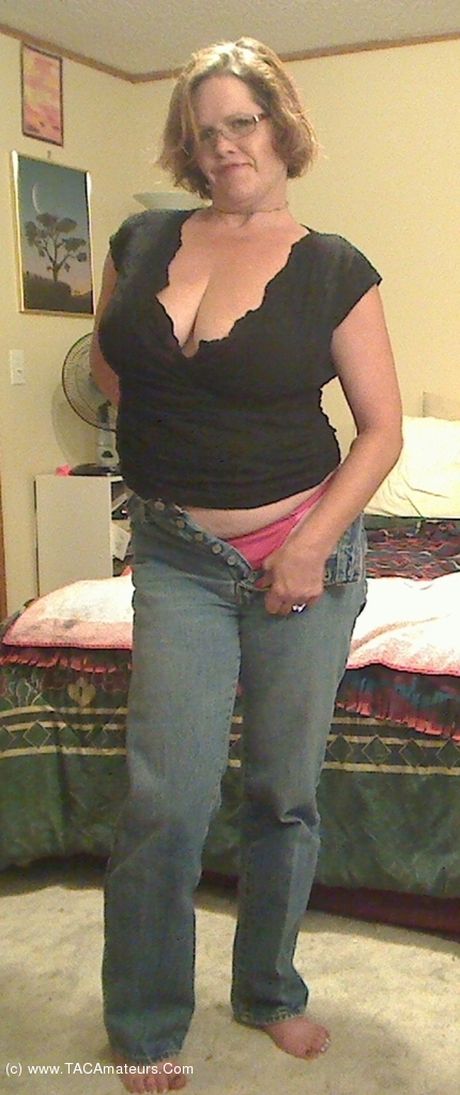 Blonde canadiske MILF Misha Milf præsenterer sine store bryster og røv, før hun rider en pik