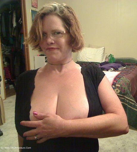 金髮加拿大熟女Misha Milf在騎著雞巴之前展示了她的大胸部和屁股