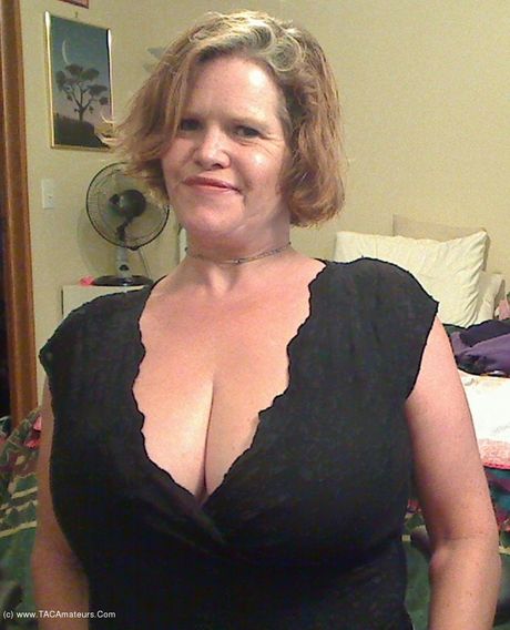 Blonde canadiske MILF Misha Milf præsenterer sine store bryster og røv, før hun rider en pik