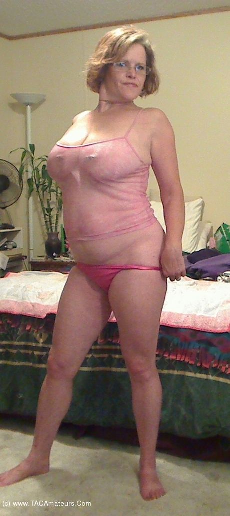 Blonde canadiske MILF Misha Milf præsenterer sine store bryster og røv, før hun rider en pik