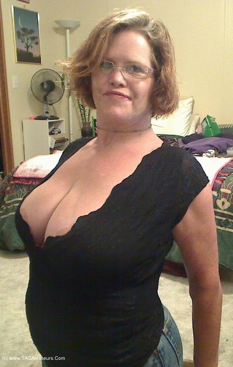 Blonde canadiske MILF Misha Milf præsenterer sine store bryster og røv, før hun rider en pik