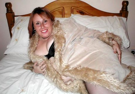 BBW Charlie 展示她迷人的胸部和臀部，然後穿著絲襪擺姿勢