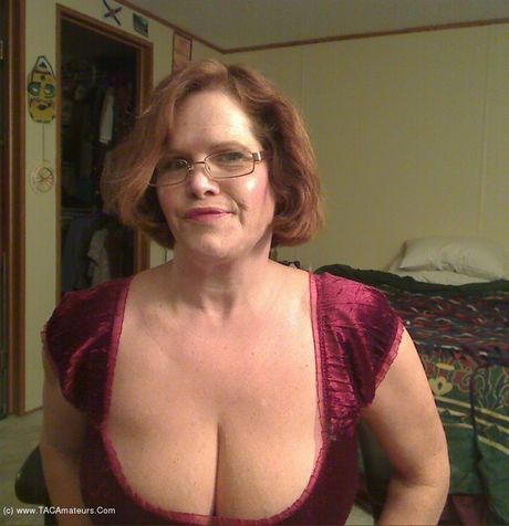 豐滿的加拿大熟女 Misha Milf 在火熱的單人自慰中玩弄她的淫蕩陰戶