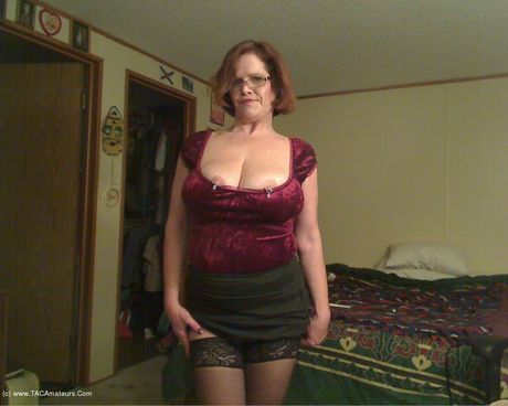 豐滿的加拿大熟女 Misha Milf 在火熱的單人自慰中玩弄她的淫蕩陰戶