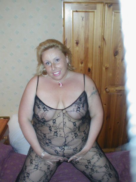 明るい髪のMILF Bbw Charlieは、ソロで彼女の素晴らしいラックとポーズを紹介します