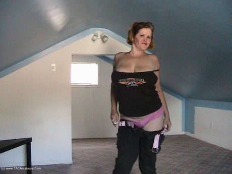 驚豔的加拿大熟女 Misha Milf 脫光內褲，玩弄她巨大的乳房