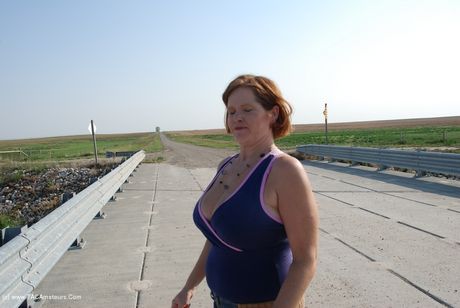 巨乳のカナダ人MILFミシャ・ミルフは、屋外で裸のポーズをとる前に、彼女の素晴らしい巨乳とお尻を披露します