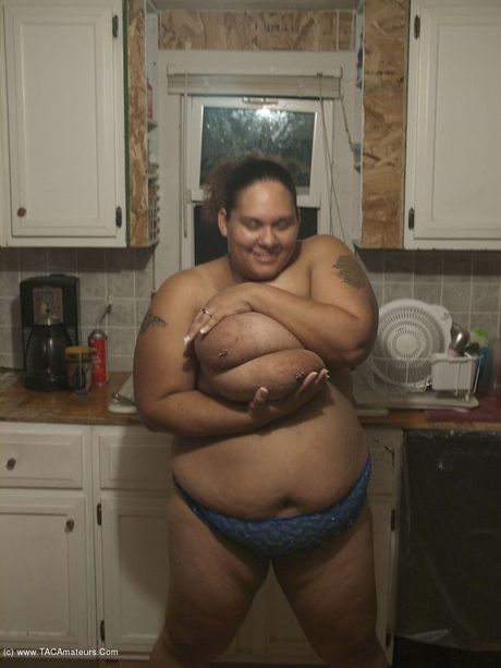 Kurvet BBW Kurvet babypige afslører sine enorme naturlige bryster i køkkenet