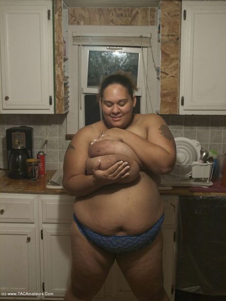 豐滿曲線的BBW寶貝女孩在廚房裡露出她巨大的天然乳房