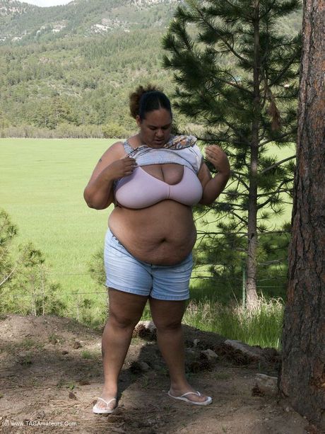 曲線玲瓏的小女孩在戶外脫衣舞秀出她迷人的乳房