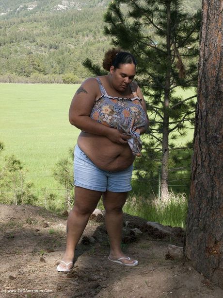 Kurvet babypige stripper og viser sine fantastiske bryster udendørs