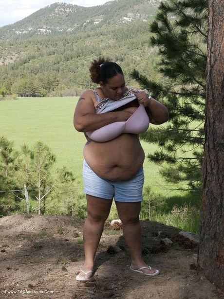 Kurvet babypige stripper og viser sine fantastiske bryster udendørs