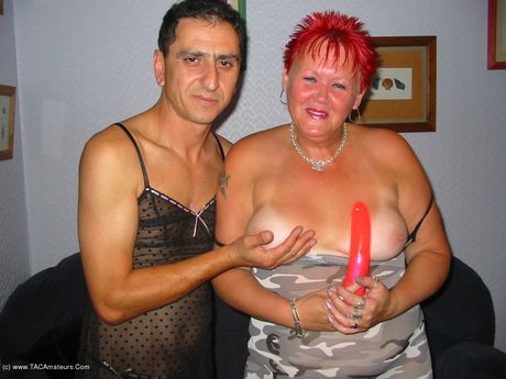 紅發老奶奶瓦爾吸吮雞巴並將其插入她的陰戶