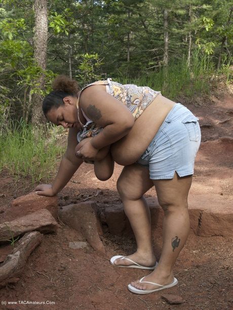 Kurvet amatør Kurvet babypige viser sine store jugger og røv udendørs