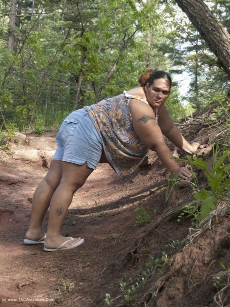 Kurvet amatør Kurvet babypige viser sine store jugger og røv udendørs