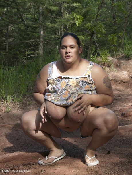 Kurvet amatør Kurvet babypige viser sine store jugger og røv udendørs