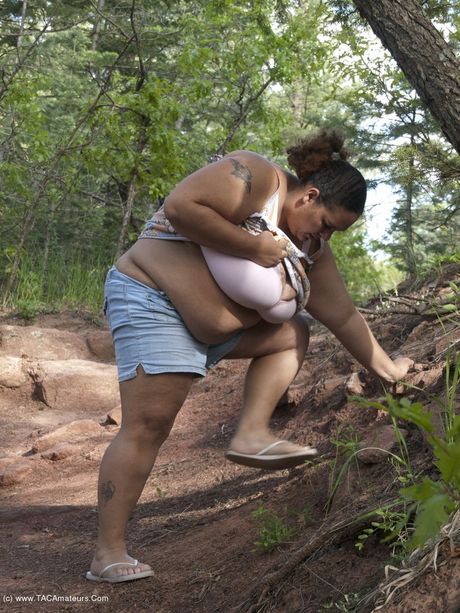 Kurvet amatør Kurvet babypige viser sine store jugger og røv udendørs