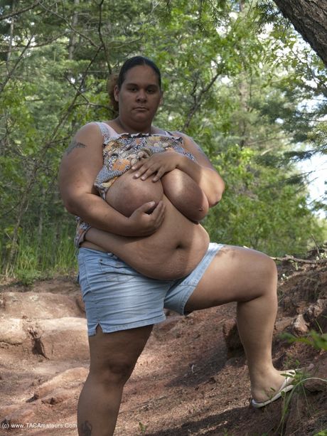 Kurvet amatør Kurvet babypige viser sine store jugger og røv udendørs