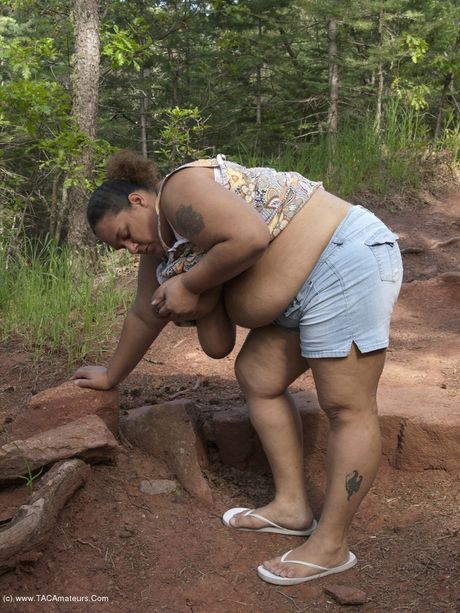 Kurvet amatør Kurvet babypige viser sine store jugger og røv udendørs