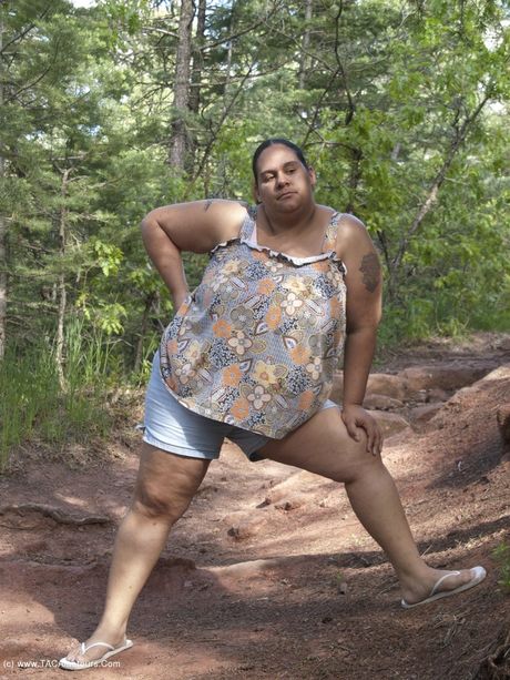 Kurvet amatør Kurvet babypige viser sine store jugger og røv udendørs