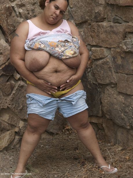 Kurvet amatør Kurvet babypige stripper og viser sine enorme bryster og røv