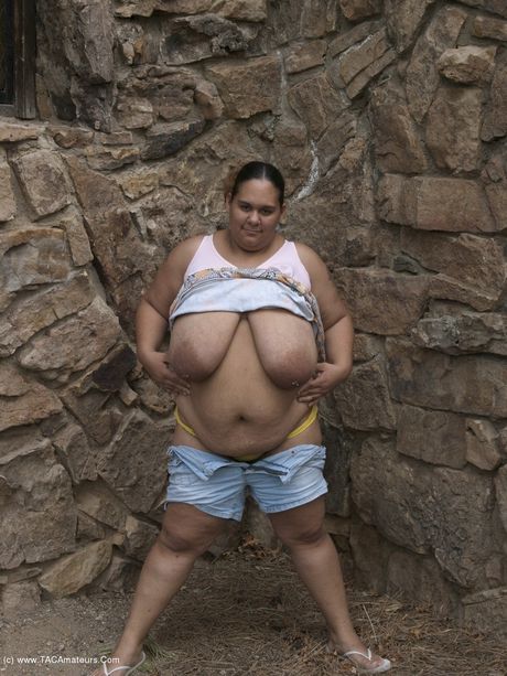 Kurvet amatør Kurvet babypige stripper og viser sine enorme bryster og røv